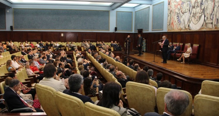 Acto de entrega de diplomas a los profesores designados en los últimos meses