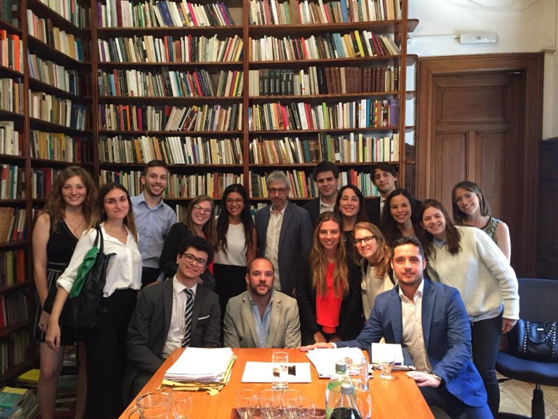 Los/as estudiantes en su visita a la Defensoría General de la CABA, en donde se encontraron con el defensor general Horacio Corti.