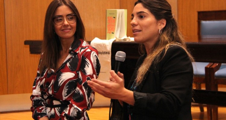 Cristina Carreras Lobo, coordinadora del Área de Igualdad de Género y Diversidad para Estudiantes, presenta a Paola de los Santos, psicóloga social y técnica universitaria en Puericultura y Crianza, quien brindó una charla introductoria sobre lactancia.