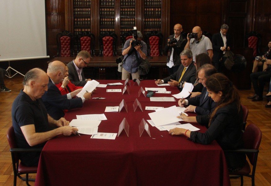 El acta fue firmada por el vicedecano Marcelo Gebhardt, María Fernanda Rodríguez, Eduardo Ezequiel Casal, Stella Maris Martínez, Gabriel M. Astarloa, Mauro Riano, Luis Cevasco, Laura Grindetti y Alejandro Amor. 