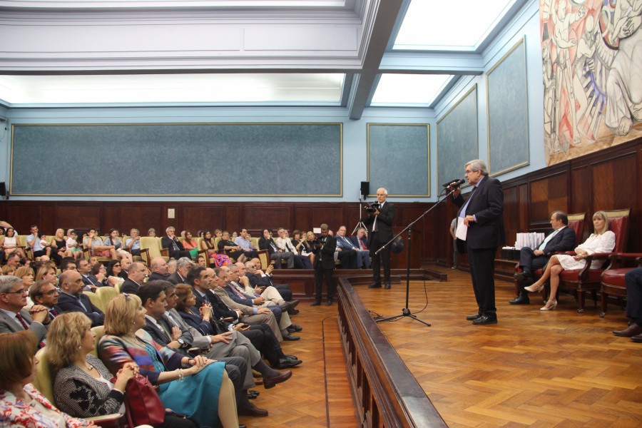 Acto de entrega de diplomas a los/as profesores/as designados/as en los últimos meses