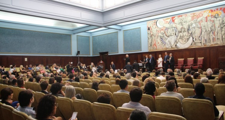 Acto de entrega de diplomas a los/as profesores designados en los últimos meses