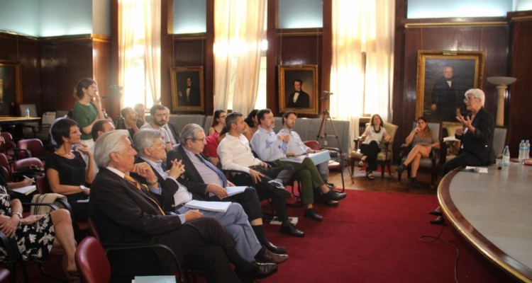 La profesora emérita Mónica Pinto al momento de su exposición.