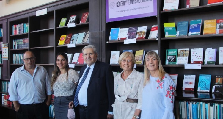 Exposición de bibliografía específica sobre temáticas de género y feminismo jurídico