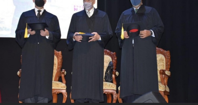 Los profesores Eugenio Raúl Zaffaroni y Maximiliano Rusconi recibieron el diploma honoris causa por parte de la Universidad Católica de Cuenca