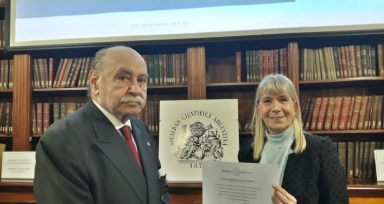 La vicedecana Silvia Nonna y la profesora Leila Devia fueron incorporadas como Académica de Número por la Academia Argentina de Ciencias del Ambiente 