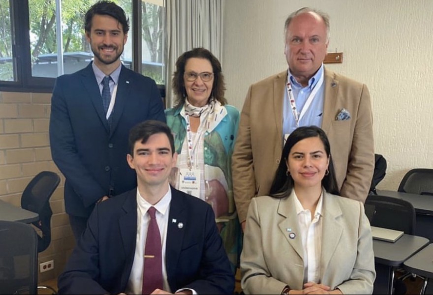 Juan Jorge, Ma. Blanca Noodt Taquela y Guillermo Argerich (de pie) y Marco Primo y María Florencia Acuña (sentados)