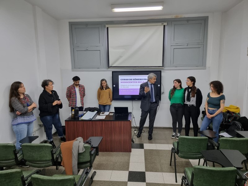 Trabajadores/as nodocentes de la Facultad se capacitan en género y violencia contra las mujeres en virtud de la Ley Micaela