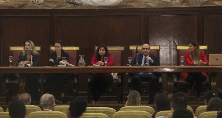 Paula Mayor, Giselle Vigneau, Noelia Cortinas, Néstor Solari y Mariela González.