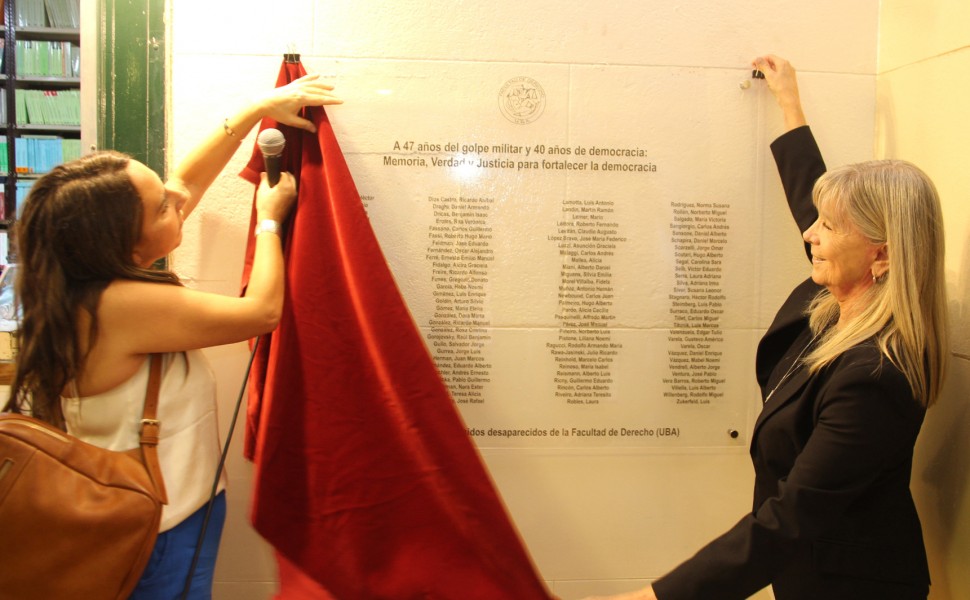 La vicedecana Silvia Nonna y la coordinadora del Programa “Justicia y Memoria”, Valeria Thus, descubrieron la placa conmemorativa en homenaje a los estudiantes detenidos/as desaparecidos/as y asesinados/as por la dictadura militar.