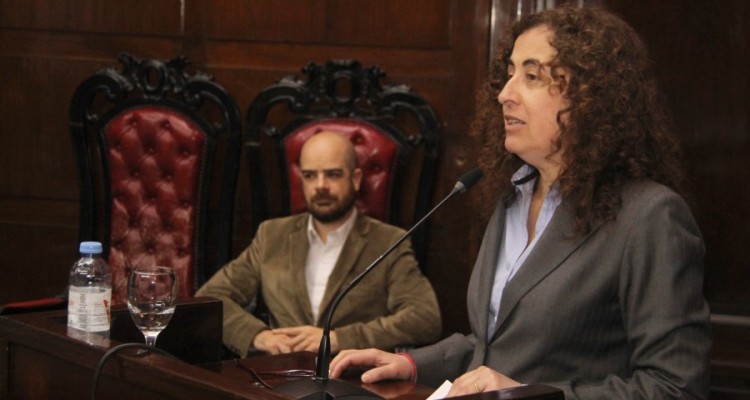 Mary Beloff brindando la laudatio académica en honor al homenajeado