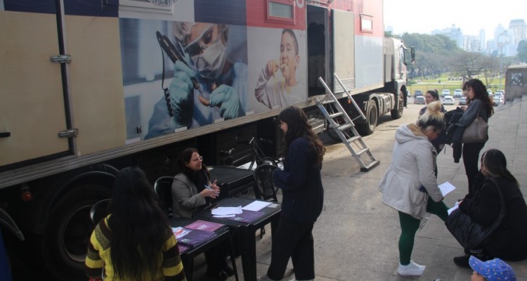 El tráiler odontológico de la UBA prestó servicio en las escalinatas de la Facultad