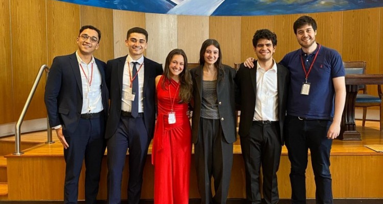 El equipo de la Facultad obtuvo el primer lugar en el Cuarto Concurso Regional de Alegatos y Simulación en Derecho Internacional Humanitario 