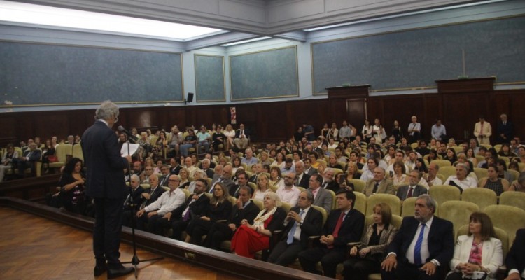 Acto de entrega de diplomas y medallas a profesores/as de la Facultad