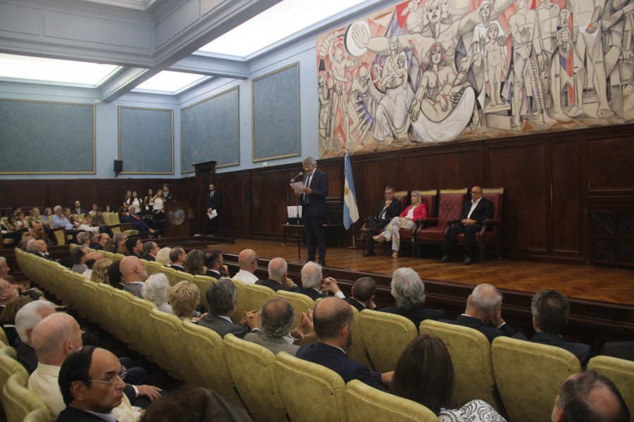 Acto de entrega de diplomas y medallas a profesores/as de la Facultad