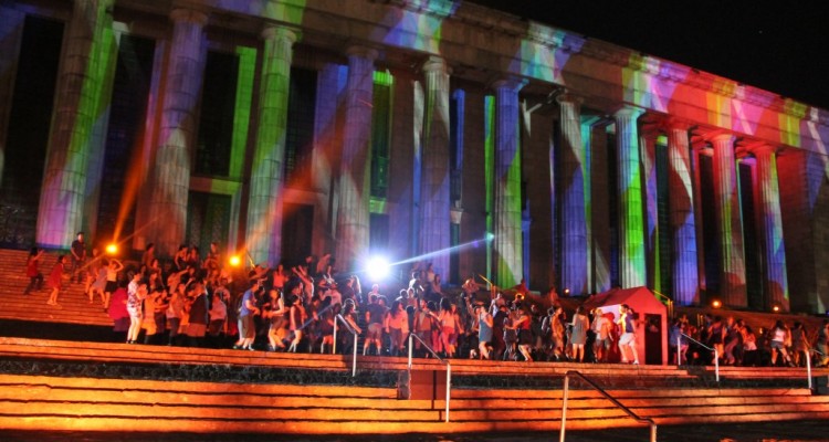 Vértigo. El Centro Cultural Rector Ricardo Rojas celebró sus 30 años con una puesta en escena en las escalinatas y mapping sobre las columnas.